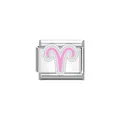 Dettaglio del simbolo zodiacale dell'Ariete rosa su un charm modulare italiano - Aries / Rosa (Y2063)