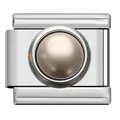 Nahaufnahme eines silbernen italienischen Charm-Glieds mit einer champagnerfarbenen Perle. - Perlen-Charm-Verbindung (ZZ01) / Champagner