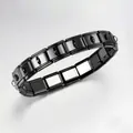 Nahaufnahme der glänzenden schwarzen italienischen modularen Edelstahl-Armbandglieder - 18er-Pack / Schwarz