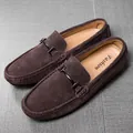 Mocasines de ante marrón oscuro para hombre con elegante detalle de metal bit - 37 / Marrón
