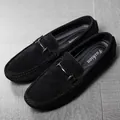 Mocasines clásicos de ante negro para hombre con detalle de hebilla metálica y suela plana - 37 / Negro