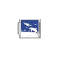 Detalle de un dije de delfín azul y blanco para pulsera modular DIY de acero inoxidable. - Patrón de Delfín (HY03)