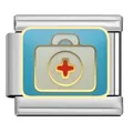 Detailansicht eines italienischen Charm-Moduls mit Medizinkit und rotem Kreuz - Verbandskasten Modul (YL02)