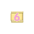 Dettaglio ravvicinato di un charm italiano dorato con numero sei in smalto rosa - Numero 6 Rosa (Y2012) / Oro