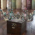 Gedetailleerd overzicht luxe barokke bruidskroon met gekleurde kristallen op doos - Meerkleurige Stijl (HG804-A)