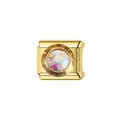 Gros plan d'un maillon de charme en acier doré avec cristal de naissance irisé - Maillon Strass Rond Couleur AB (Y1683) / Or