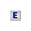 Detailansicht eines polierten Edelstahl-Italo-Charms mit einem blauen Buchstaben E für DIY-Armbänder - Blaues Alphabet-Modul - E(Y1954)