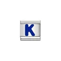 Nahaufnahme eines italienischen Armbandglieds aus Edelstahl mit einem blauen Buchstaben K - Blaues Alphabet-Modul - K(Y1960)