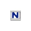 Detailaufnahme eines modularen italienischen Charm-Anhängers aus Edelstahl, Buchstabe N - Blaues Alphabet-Modul - N
