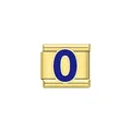 Dettaglio macro di una maglia charm italiana dorata con numero 0 in smalto blu - Numero 0 Blu (Y2026) / Oro