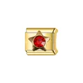 Détail en gros plan d'un charm modulaire italien doré orné d'une étoile en pierre rouge - Pentagramme Or Strass Rouge (Y1635)