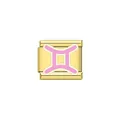 Dettaglio di una maglia charm italiana da 9mm dorata con segno zodiacale Gemelli rosa - Gemelli (Y2101)