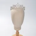 Gedetailleerd overzicht van een barokke bruidstiara met witte strassteentjes op mannequin - Zilver / Witte Zirkonia / Zilveren Stijl
