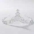 Gedetailleerde weergave van een zilveren bruidstiara met filigraan en kristalaccenten - Stijl HG1252 A / Zilver