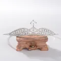 Tiare de mariée en argent avec zircons étincelants sur un support en bois naturel - HG621_Style A (HG621_A) / Style Argenté A