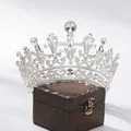 Detailopname van een barokke zilveren koningin tiara met witte strass op houten doosje - Zilveren Strass Ronde Stijl (HG340)