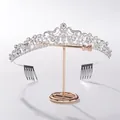 Vista dettagliata di una lussuosa corona da sposa in argento decorata con strass lucenti. - Stile B (Tipo Pettine) / Argento
