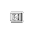 Dettaglio ravvicinato di charm modulare in acciaio inox con la lettera N e zirconi chiari - Stile Lettera N