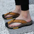 Grote heren lederen slippers met gesloten teen ontwerp in het geel voor het strand - 38 / Goud