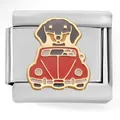 Dettaglio di una maglia charm italiana in acciaio con un bassotto in un'auto rossa - Cucciolo in Auto Sportiva Rossa (4281)