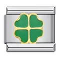 Macro-opname van een groen klavertje vier van emaille op een modulaire roestvrijstalen schakel. - Groene Klaver Met Gouden Rand Stijl (ICJ207-1)