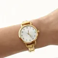 Detail van een elegant goudkleurig roestvrijstalen dameshorloge met een minimalistische wijzerplaat - Gouden Numerieke Ronde Stijl (4683) / Goud Wit