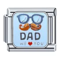 Makrodetail eines italienischen Charms aus Edelstahl mit 'Dad We Love You' und Bartdesign - Brille Schnurrbart DAD (5782)
