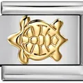 Gedetailleerde macro-opname van een roestvrijstalen schakel met een gouden schildpadbedel. - Tweekleurige Schildpad (5809) / Tweekleurig (Goud & Zilver)