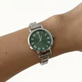 Gedetailleerd beeld van dameshorloge met groene wijzerplaat en zilveren modulaire band - Donkergroene Ronde Wijzerplaat (4689)