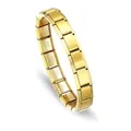Nahaufnahme eines polierten goldenen modularen italienischen Charm-Armbands aus Edelstahl. - Gold Base Chain (18 Links) / Einfaches Goldarmband 18 Glieder