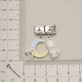 Primer plano detallado del eslabón de pulsera italiana con dijes de luna y zueco - Estilo 2 / Luna Azul Amarilla Y Zueco Blanco