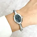 Elegante zilveren dameshorloge met een ovale zwarte wijzerplaat en Romeinse cijfers - Ovale Wijzerplaat Zwarte Armband Stijl / Zilver