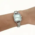 Élégante montre à quartz carrée en argent avec lunette en strass au poignet d'une femme - Argent, vert clair