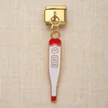 Detaillierte Makroansicht eines goldenen Thermometer-Charms für italienische modulare Armbänder. - Thermometer-Stil (1)