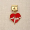 Detailaufnahme eines goldenen medizinischen EKG-Herz-Charms für italienische Armbänder - EKG-Herz-Stil (5)