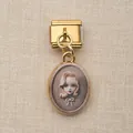 Vue détaillée d'un module de charme italien doré avec un pendentif d'image vintage. - Portrait de Fille Vintage (4)