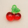 Makroaufnahme von einem lichtdurchlässigen Kirsch-Acryl-Charm für DIY Schmuckherstellung - Kirsch Anhänger