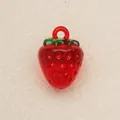 Handgefertigter durchscheinender roter Erdbeeranhänger aus Acryl für DIY-Schmuck - Erdbeere-Anhänger / Rot
