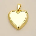 Vista dettagliata di un ciondolo medaglione a cuore dorato lucido per gioielli DIY - Medaglione Cuore Lucidato Minimalista (2)