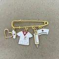 Detailansicht der medizinischen Brosche mit Spritze, Krankenschwesternhaube und Herzanhänger. - Medizinisches Set 2 (Herz/Haube/Kasack/Spritze) / 4-teiliges Set