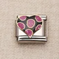 Dettaglio di un charm a cuore in acciaio inox con motivo teschio viola per bracciali. - Teschio del Cuore (2)