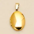 Nahaufnahme eines polierten goldenen ovalen Medaillon-Anhängers mit glatter Oberfläche. - Hochglanzpoliertes Oval Medaillon (6)