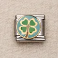 Dettaglio di un charm italiano in acciaio inossidabile con quadrifoglio per bracciali DIY. - Quadrifoglio (3)