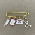 Detailaufnahme einer medizinischen Brosche mit Spritze, Infusionsbeutel, Haube und Stethoskop - Medizinisches Set 3 (Spritze/Infusion/Haube/Stethoskop) / 4-teiliges Set