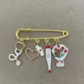 Medizinische Brosche im Krankenschwester-Stil mit Stethoskop Herz Hut und Thermometer - Medizinisches Set 4 (Stethoskop/Herz/Haube/Thermometer/Tulpe) / 5-teiliges Set