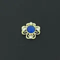Abalorio floral para relicario con piedra azul central y engaste dorado con pedrería - Flor de Zafiro Azul (14) / Paquete de 10