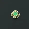 Pequeño dije de flor dorada con piedra verde y diamantes de imitación para relicario - Flor Calada Verde (17) / Paquete de 10