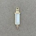 Vergoldeter medizinischer Spritzenanhänger mit weißer Emaille für DIY-Schmuckbau - Spritze Anhänger