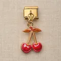 Breloque modulaire dorée avec pendentif cerise rouge brillante sur fond beige texturé. - Cerise Double Rouge (20)