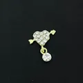 Amuleto de corazón y flecha dorada con pedrería brillante para joyas de relicario flottante. - Flecha a través del Corazón de Diamantes de Imitación (33) / Paquete de 10 / Dorado